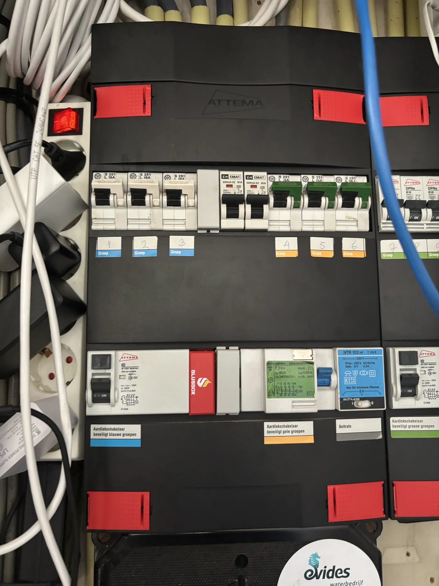 Attema-kast met Blusbox onder de aardlekschakelaar die de blauwe groepen beveiligt