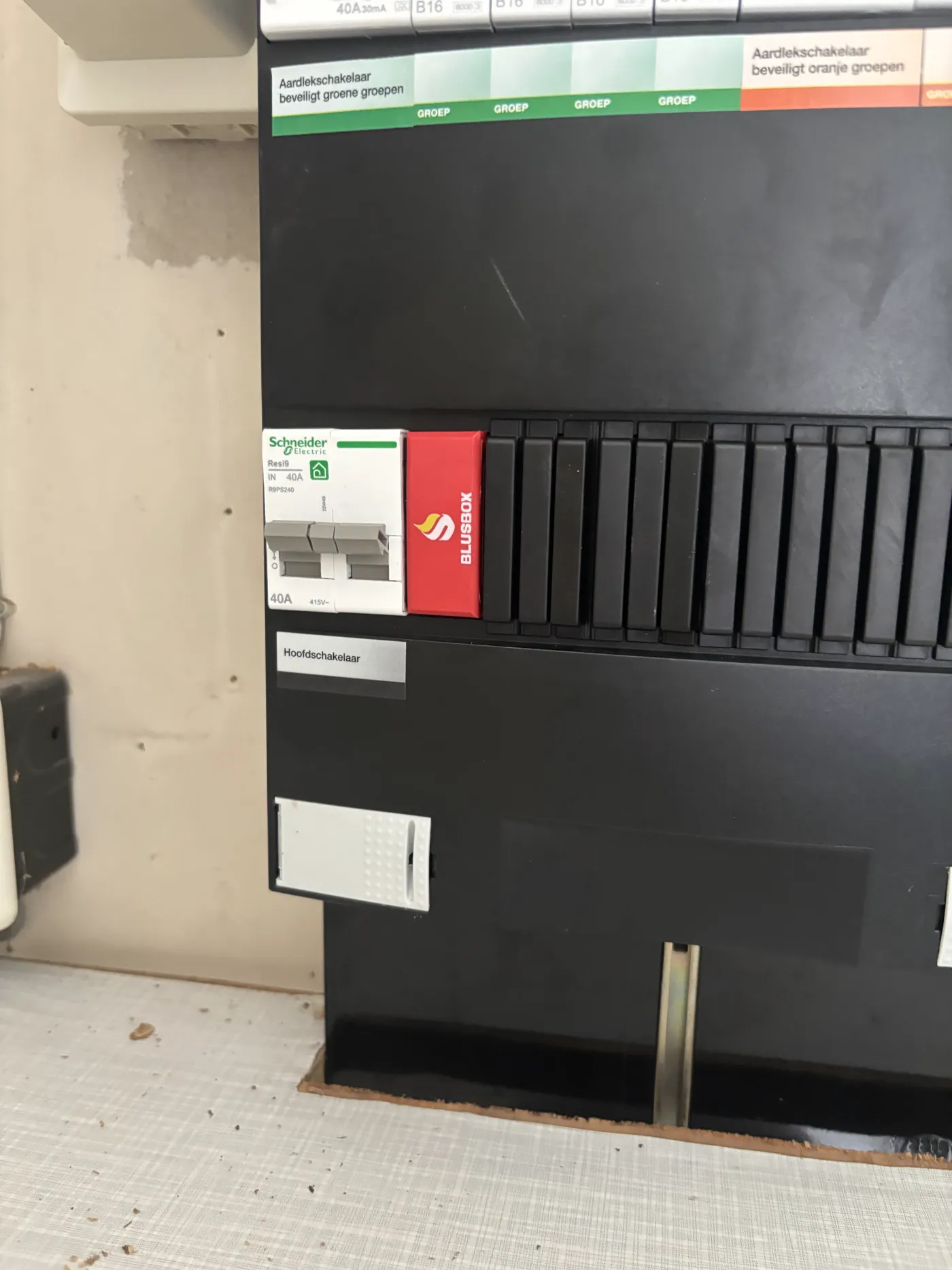 Schneider-groepenkast met Blusbox op de rail naast de hoofdschakelaar